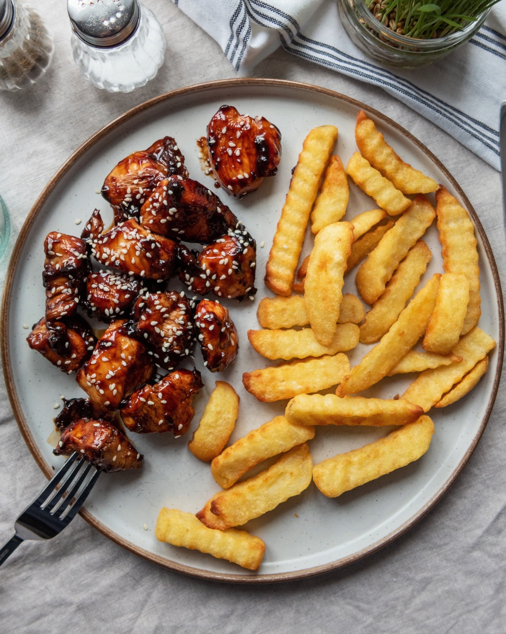 Sticky honey chicken with chips